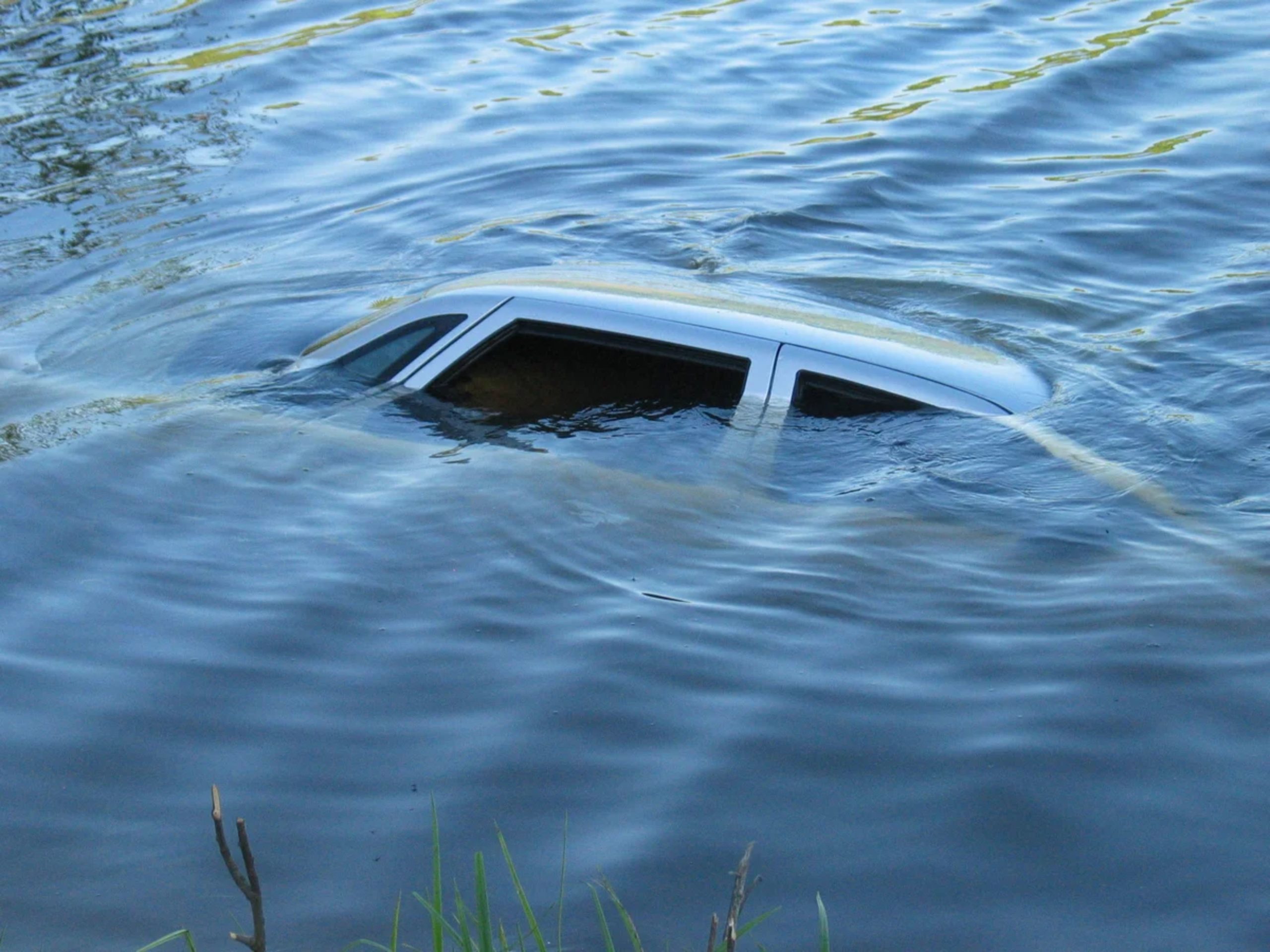 Машины падают в воду. Машина тонет. Машина в воде. Машина в озере.