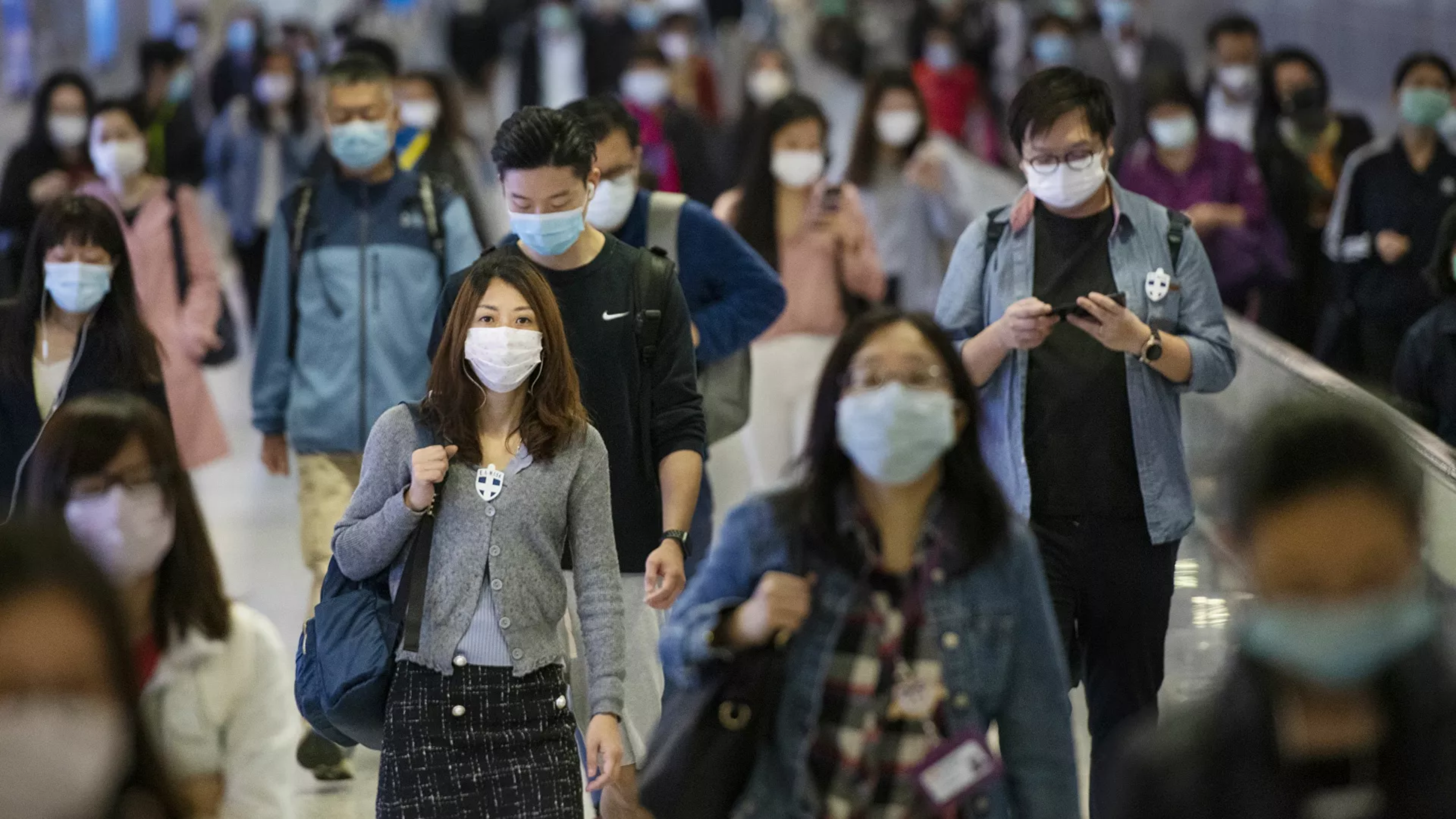 Люди едят в масках. Пандемия Covid-19 в КНР. Китайцы в масках. Человек в маске. Толпа в масках медицинских.